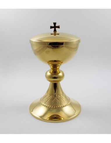 Copón de metal bañado en oro.
Elegante diseño con cordón cincelado en la base.
Medidas: 22 cm altura - 12 cm Ø copa
Capacida