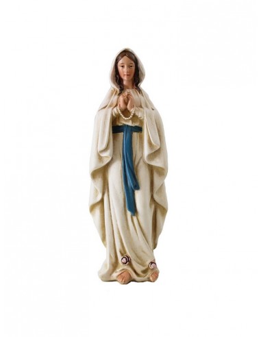 Imagen religiosa de la Virgen de Lourdes.
Esta figura de Nuestras Señora, presenta a la virgen con una túnica y capa blanca en