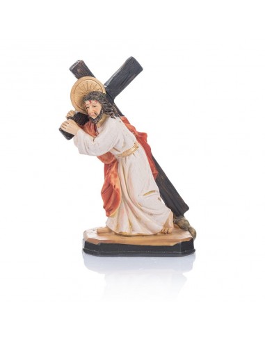 Imagen religiosa que representa a Jesús Cristo cargando la cruz durante el calvario.
Esta figura muestra a Nuestro Señor carga