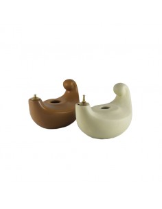 Lámpara de cerámica disponible en color marrón o blanco.

 Dimensiones: 12 cm.