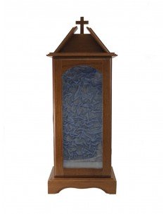 Capilla de madera barnizada con interior acolchado azul. 
Dimensiones de la capilla: 62 cm de alto x 24 cm de ancho x 18 cm de