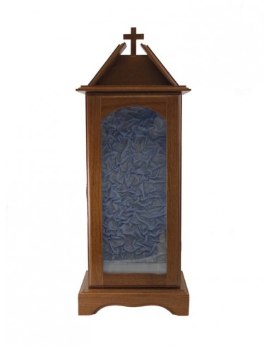 Capilla de madera barnizada con interior acolchado azul. 
Dimensiones de la capilla: 62 cm de alto x 24 cm de ancho x 18 cm de