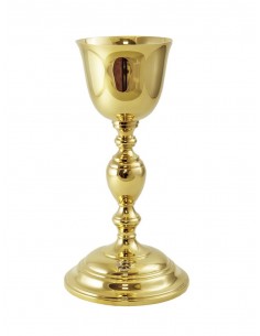 Cáliz acabado en dorado con cruz incrustada plateada en la base.
Diámetro de la copa: 9 cm.
Base: 12.50 cm de diámetro.