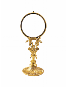 Ostensorio dorado con nudo decorado con trigo y ángeles.
Interior de 7 cm de diámetro.
Dimensiones 19.5 cm de alto x 8.5 cm d