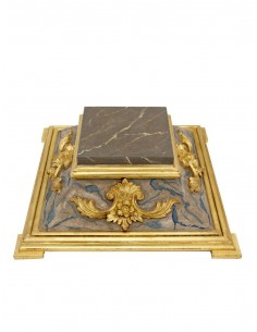 Peana de madera con colores en azul y gris y con acabados dorados en relieve.
Imitación marmol.
Medida abajo: 43 cm x 43 cm.