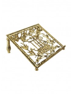 Atril de altar de bronce con acabado en dorado.
 Motivos decorativos vegetales y simbología JHS con postura fija.

Medidas: 