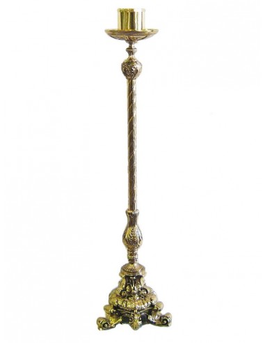 Portacirio de bronce con acabado en dorado y base ancha con detalles florales.