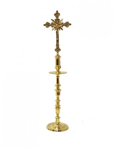 Cruz sobremesa metal y bronce dorada.
Altura total: 77 cm
Ancho base: 17 cm Ø
Candeleros no incluidos (002323)