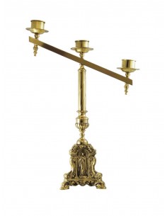 Candelabro de tres luces de bronce en acabado dorado. 
La base está formada por tres imágenes labradas en cada lado. 

Medid