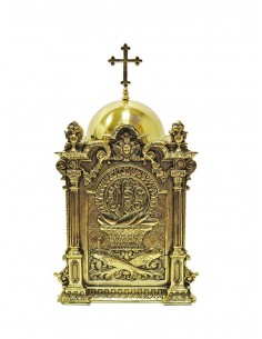 Sagrario de bronce en acabado dorado. 
La puerta contiene labrados de peces y las iniciales de JHS en relieve. 
La parte supe
