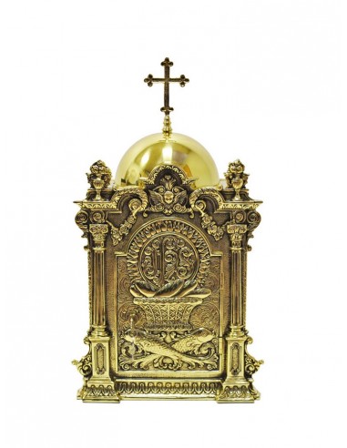 Sagrario de bronce en acabado dorado. 
La puerta contiene labrados de peces y las iniciales de JHS en relieve. 
La parte supe