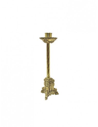 Candelero de bronce con acabado en dorado.
La base está compuesta por tres imágenes distintas  labradas en cada lado.
Altura:
