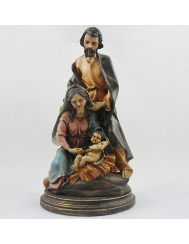Imagen religiosa de la sagrada familia, la virgen María, San José y Jesús niño.
En esta figura encontramos a María agachada co