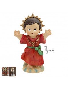 Imagen infantil del niño Jesús fabricada en resina.
El niño Jesús viste una túnica roja con cinturón verde y un collar dorado.
