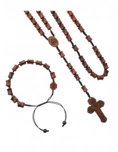 Set de rosario y pulsera de madera con cuerda en cajita.
El rosario incluye la medalla de la Milagrosa y el simbolo de JHS lab
