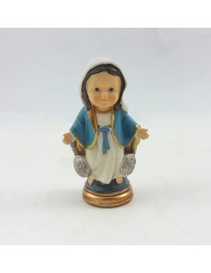 Imagen infantil de la virgen milagrosa realiza en resina de 9cm de altura. 
La virgen se encuentra de pie y porta 2 medallas. 