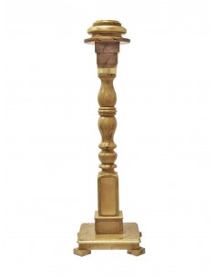 Portacirio de madera torneado sin talla y marmoleado. 
El acabado es en color madera y detalles dorados.
Para vela de 10 cm d