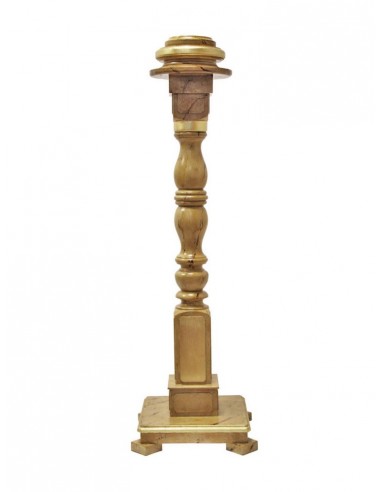 Portacirio de madera torneado sin talla y marmoleado. 
El acabado es en color madera y detalles dorados.
Para vela de 10 cm d