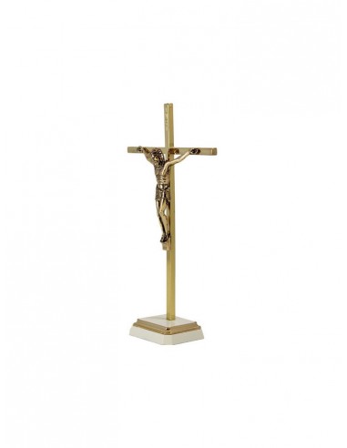 Crucifijo de sobremesa con peana cuadrada en blanco y dorado.
 La cruz es fina. 
En la parte superior de la cruz se encuentra
