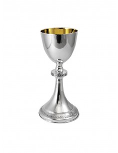 Caliz de plata con labrados cruzados en el nudo y en la base.
Interior de la copa con terminación dorado.
Dimensiones: 25.50x