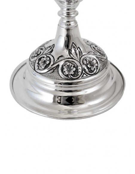 Cáliz de plata con maletín. 
El cáliz contiene diversos labrados de detalles florarles repartidos en la copa, base y nudo.
El