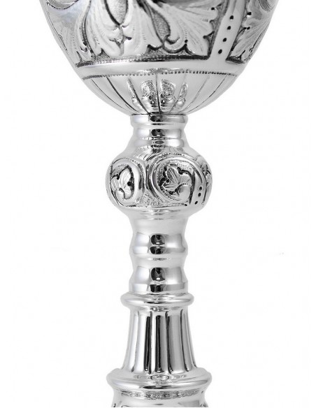 Cáliz de plata con maletín. 
El cáliz contiene diversos labrados de detalles florarles repartidos en la copa, base y nudo.
El
