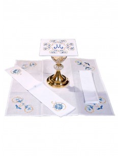 Juego de altar compuesto de Palia, Purificador, Manutergio Corporal con bordados en dorado y azul y detalles marianos.
La pali