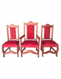 Sede con banquetas.
La sede está tapizada en rojo. Las patas y es respaldo son de estilo clásico.