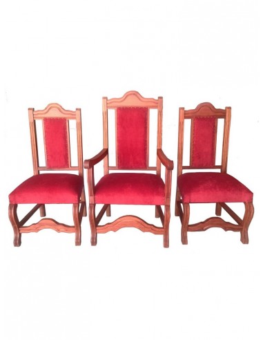 Sede con banquetas.
La sede está tapizada en rojo. Las patas y es respaldo son de estilo clásico.