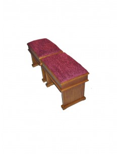 Pareja de taburetes de madera tapizados. 
RECLINATORIO NO INCLUIDO.
Referencia de reclinatorio usado a modo de presentación: 