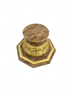 Peana de San Silvestre, realizada en madera, de manera artesanal. Acabado marmoleado y de color dorado.
Medidas:
Base de abaj