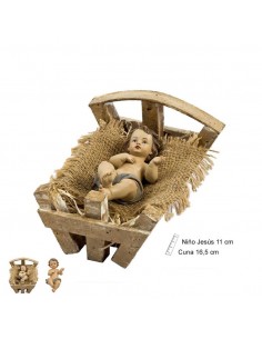 Niño Jesús con cuna de madera.
Representación del Niño Jesús, realizado en resina, en cuna de madera, fondo de paja y tela de 