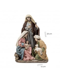 Nacimiento en una pieza.
En la figura encontramos a María sentada con el niño en brazos. Frente a ellos, se arrodilla un pasto