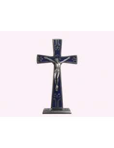 Cruz con pie en color azul de 8cm. de altura.
Cristo en color plateado.
La cruz está adornada con espigas.