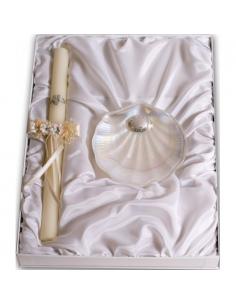 Estuche de bautismo compuesto por dos piezas:
1 Concha bautismal de nacar de 14 x 14 cm.
1 Vela de bautismo de 30cm.