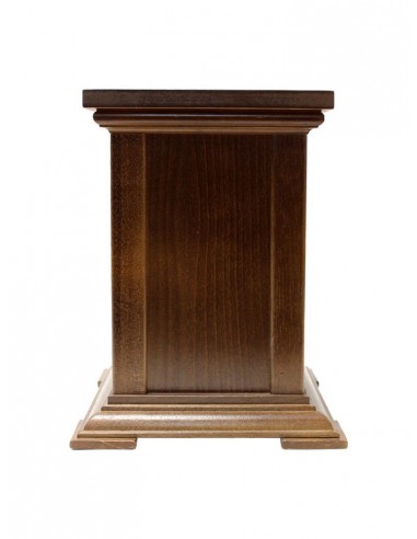 Pedestal cuadrado de madera color oscuro.