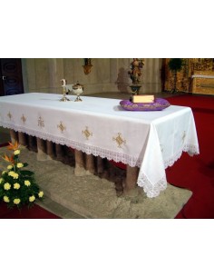 Mantel de altar 75% poliester 25 % algodón, con motivos bordados de JHS y cruz por tres laterales.
Disponible en diferentes me