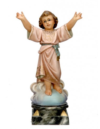 Imagen litúrgica del niño Jesús.
El niño Jesús se encuentra de pie sobre una nube con los brazos en alto haciendo el gesto de 
