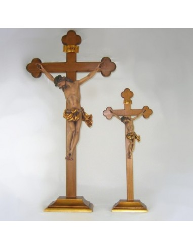 Cristo muerto talla de madera con base en decoración antigua.
La medida corresponde al Cristo, con cruz mide aproximadamente e