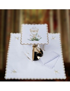 Conjunto de altar con rico bordado compuesto por palia, corporal, purificador y pañuelo.