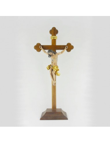 Cristo Cruz con base madera.
Altura: 73 cm