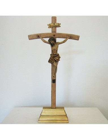 Imágen policromada en resina de Cristo Crucificado. Disponible en diferentes medidas.