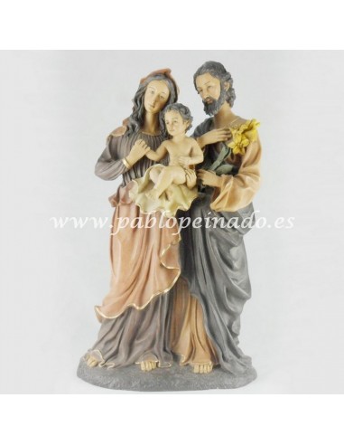 Imagen religiosa de la Sagrada familia. La virgen María, San José y el niño Jesús.
En esta imagen encontramos a María de pie c