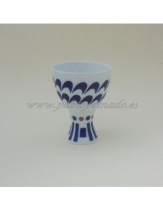 Cáliz cerámico de porcelana de 13cm. de alto.
El cáliz es blanco con detalles en azul, pequeñas ondas en la copa y rectángulos