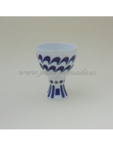 Cáliz cerámico de porcelana de 13cm. de alto.
El cáliz es blanco con detalles en azul, pequeñas ondas en la copa y rectángulos