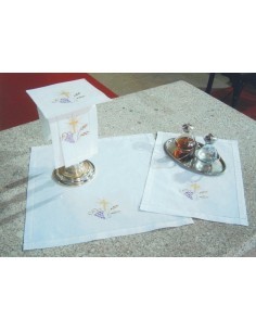 Conjunto paños altar 50% lino y 50% algodón con bordado de uvas, espiga y cruz. El bordado está disponible en blanco o colores.