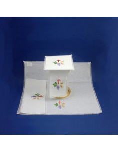 Conjunto de altar con bordado de cruz y racimo, 50% lino, 50% algodon, disponible en bordados de color y blanco.