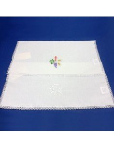 Corporal de altar, 42*42, 50% lino, 50% algodon. Disponible en bordados de color y en blanco