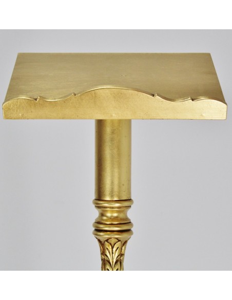 Atril de madera acabado en pan de oro con motivos vegetales.

Altura: 126 cm.
Posalibro: 26 x 34 cm.


