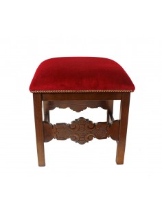 Banqueta de madera con asiento en terciopelo rojo de color oscuro.
La banqueta mide 49 centímetros de alto, 44.50 de ancho y 3